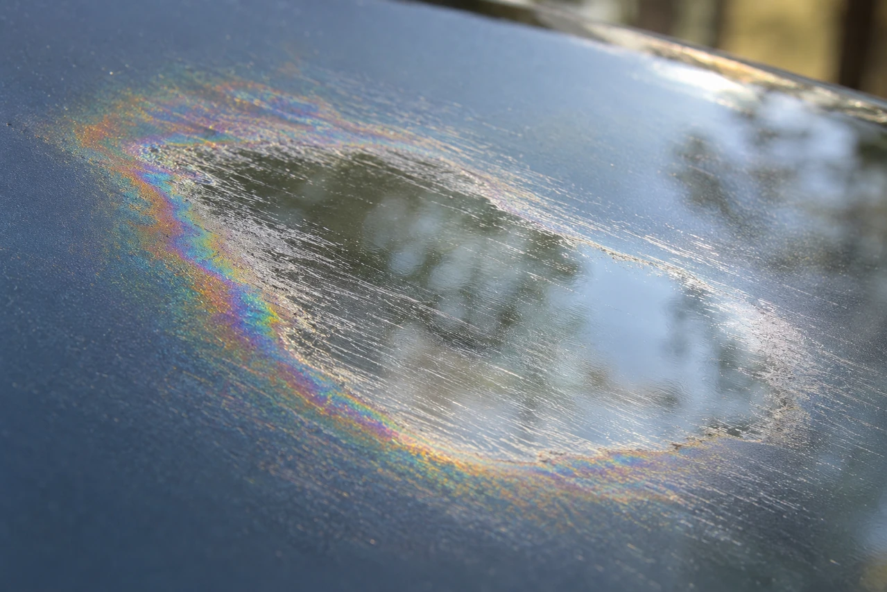 Rubbed-off coating with iridescent transition band