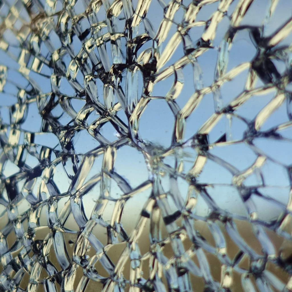 Real nickel-sulfide-related fracture pattern