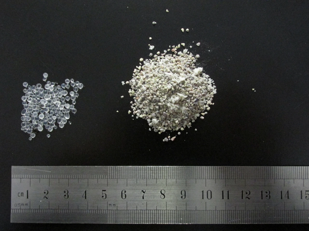 Silica gel (left) and clay (right): general desiccant examples, not identification of an IGU’s specified fill.